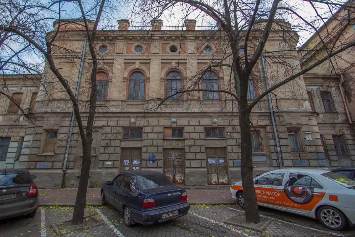 Новые владельцы здания планировали обустроить здесь отель, но до этого так и не дошло Новые владельцы здания планировали обустроить здесь отель, но до этого так и не дошло