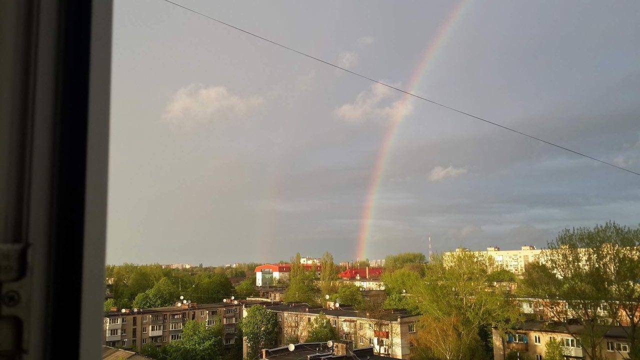 От улыбки хмурый день светлей, от улыбки в небе радуга проснется... От улыбки хмурый день светлей, от улыбки в небе радуга проснется...