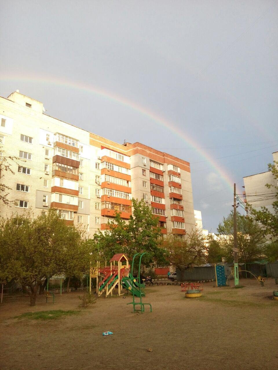 Город словно замер, чтобы не спугнуть ее Город словно замер, чтобы не спугнуть ее