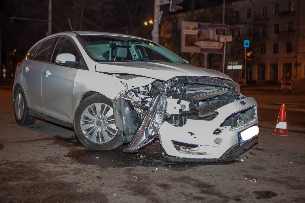 В результате ДТП у белого автомобиля Ford повреждена передняя часть