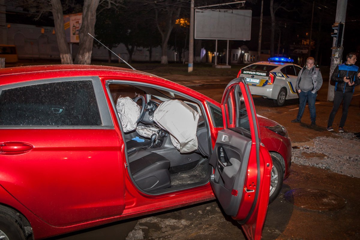 У красного автомобиля Ford сработали подушки безопасности