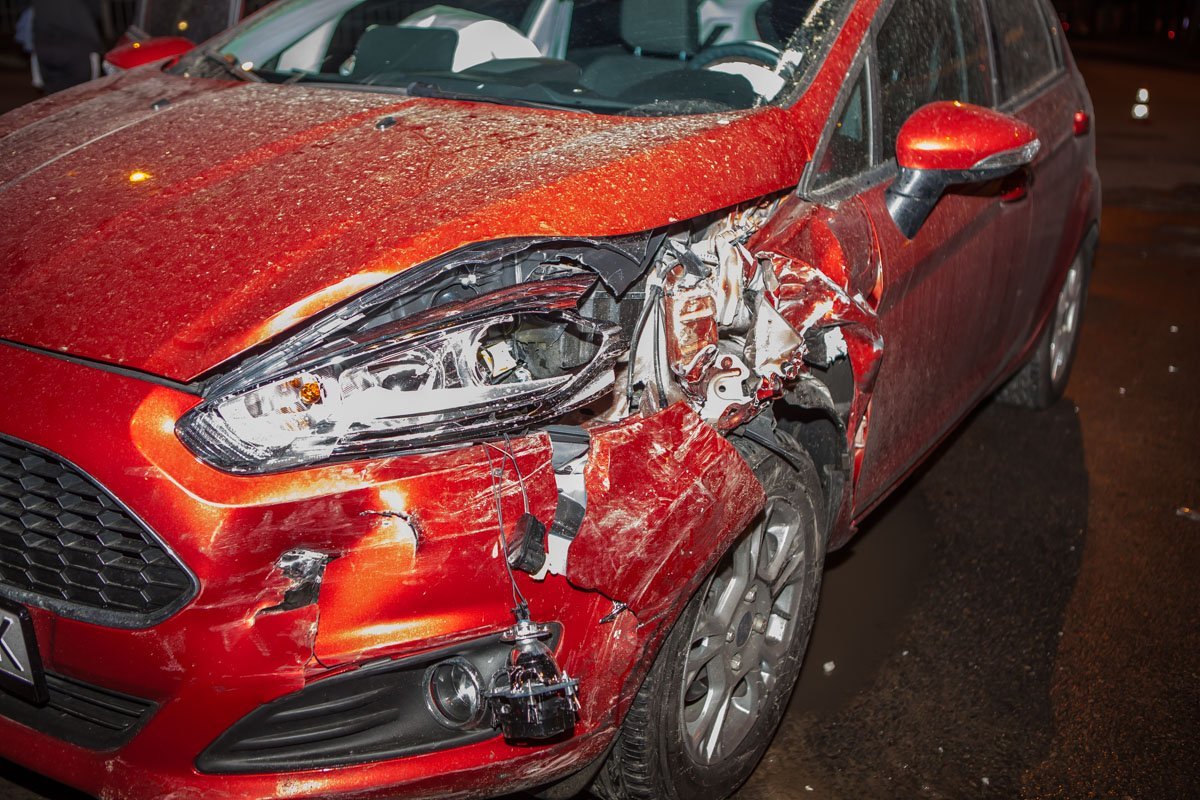 В результате ДТП у красного автомобиля Ford повреждена левая часть