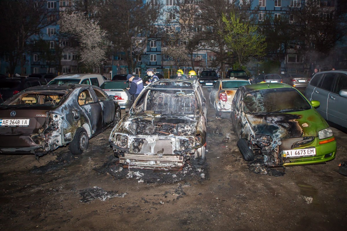 В Днепре на стоянке горели пять автомобилей