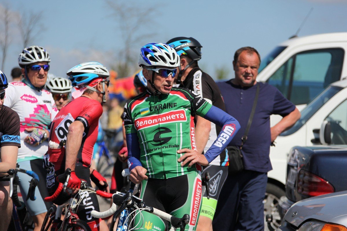 Велосипедная шоссейная гонка проходит среди любителей и опытных спортсменов