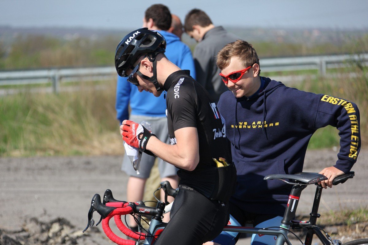 Спортсмены готовятся к гонке