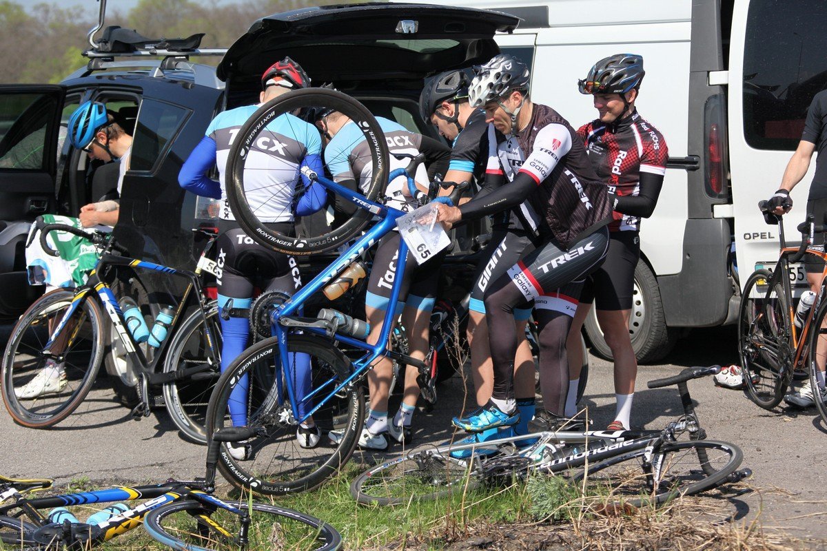 Все спортсмены были в полном обмундировании 