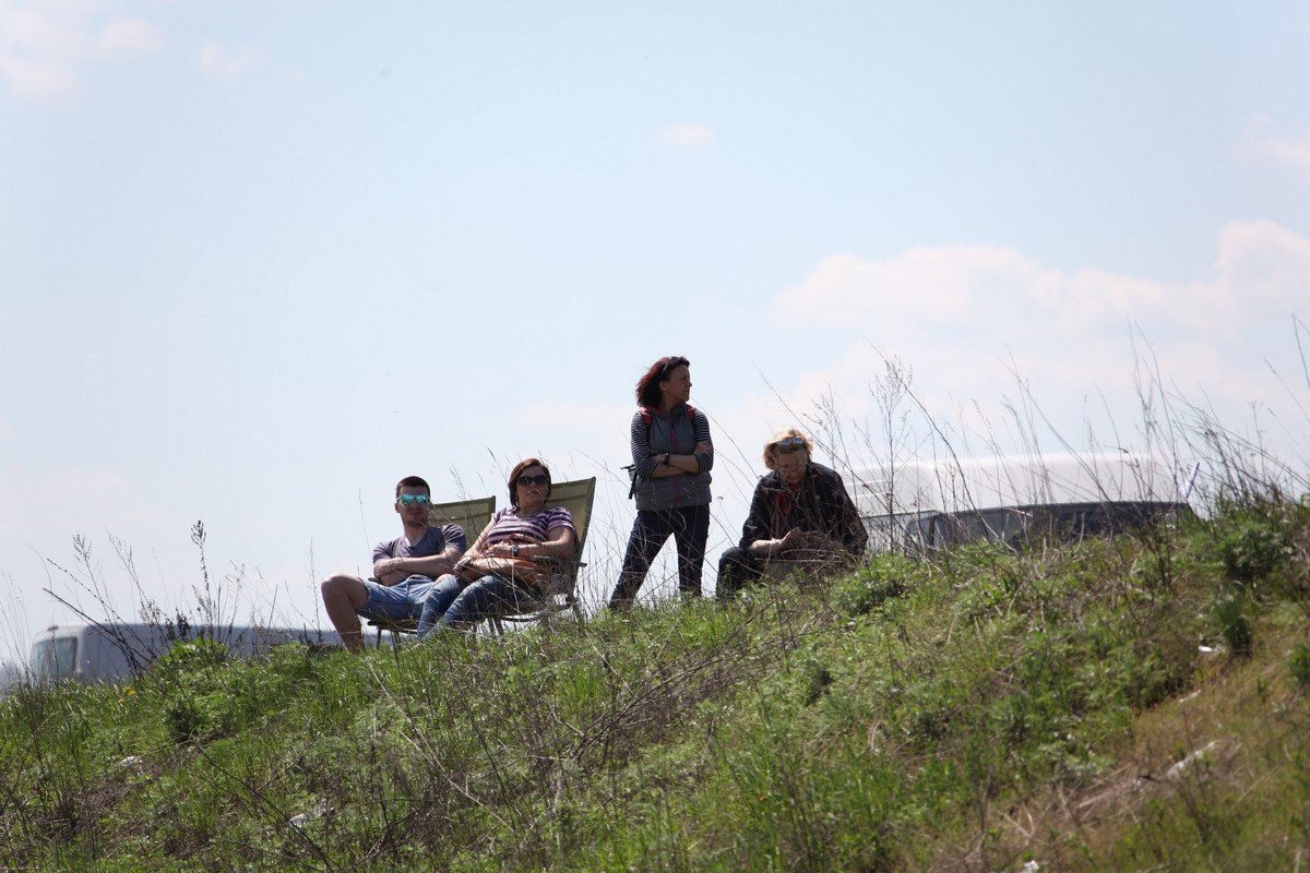 На обочине расположилась группа поддержки