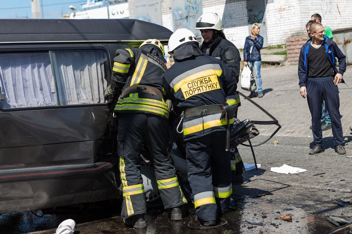 Водителя Mazda пришлось доставать из автомобиля сотрудникам ГСЧС Водителя Mazda пришлось доставать из автомобиля сотрудникам ГСЧС