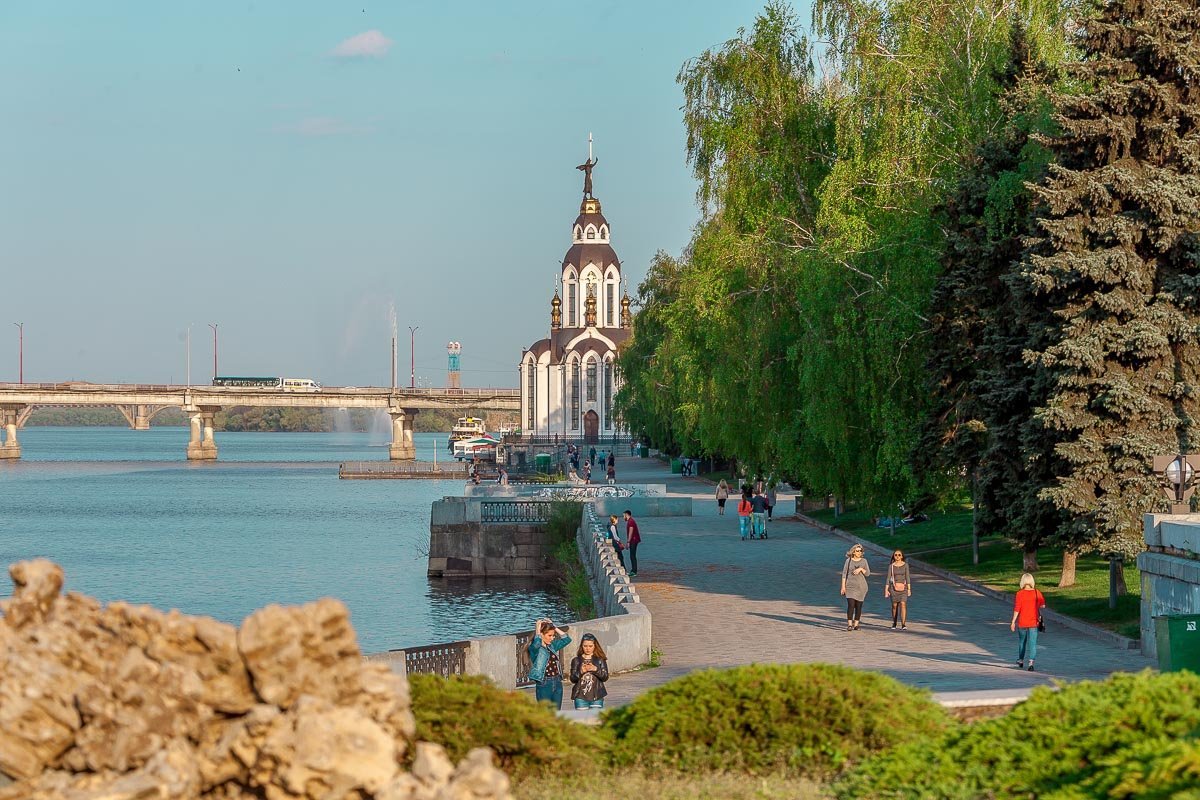 Серый город преображается