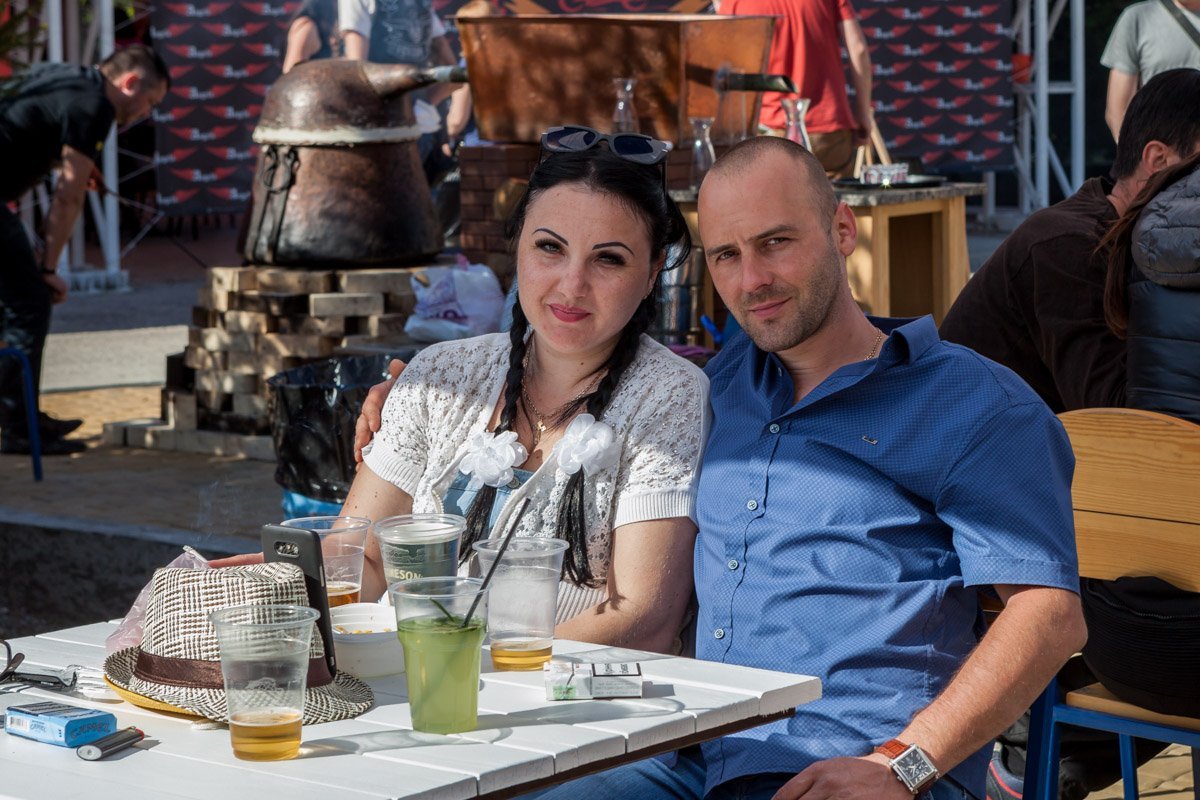 Человек похожий на Джейсона Стейтема и его девушка