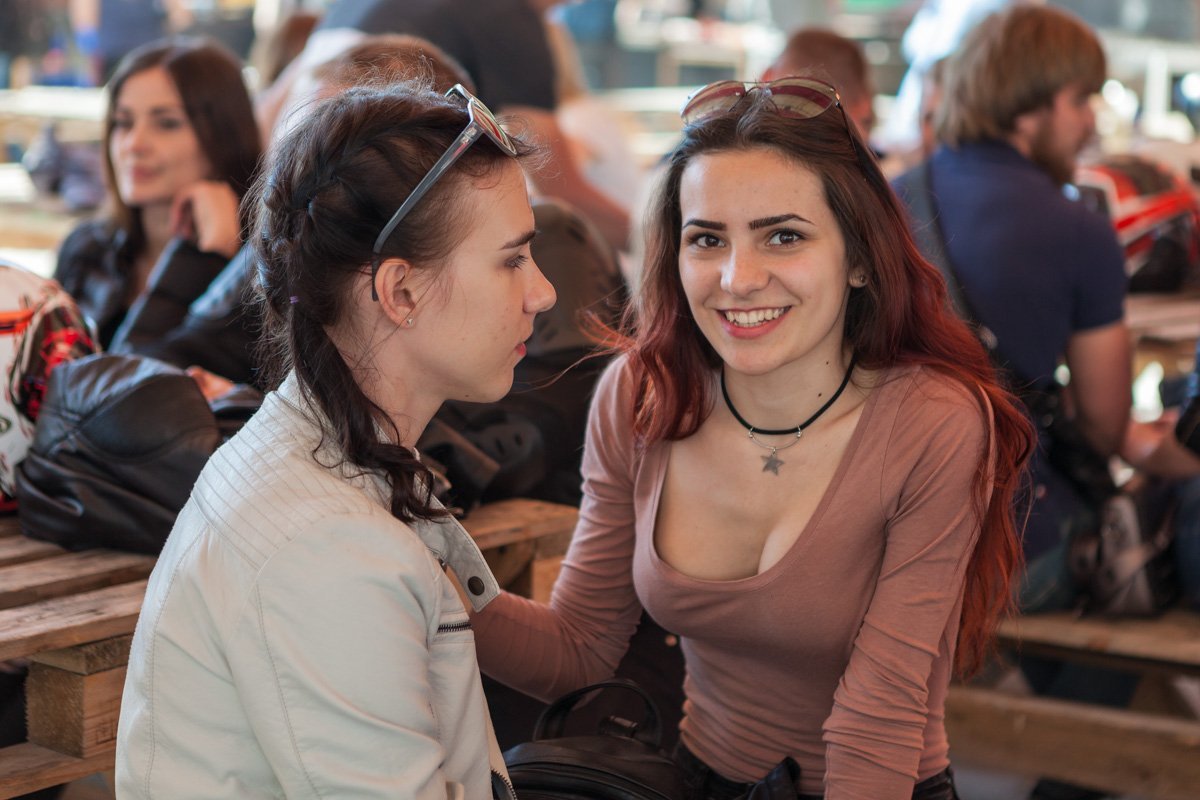 Когда подруга не хочет фотографироваться 