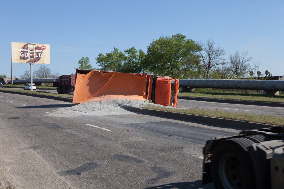 Возле Усть-Самарского моста перевернулась груженная фура Возле Усть-Самарского моста перевернулась груженная фура