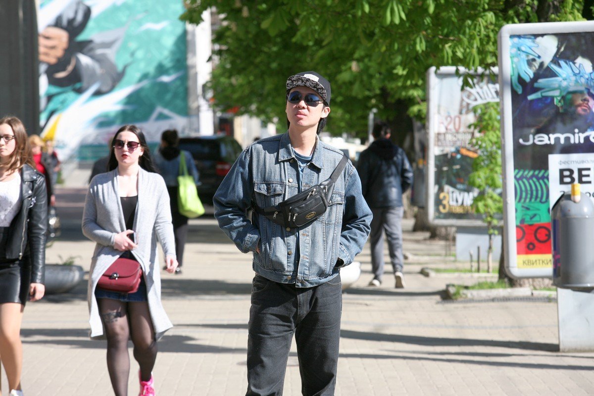 Останавливаясь, позируй. Вдруг тебя снимают.