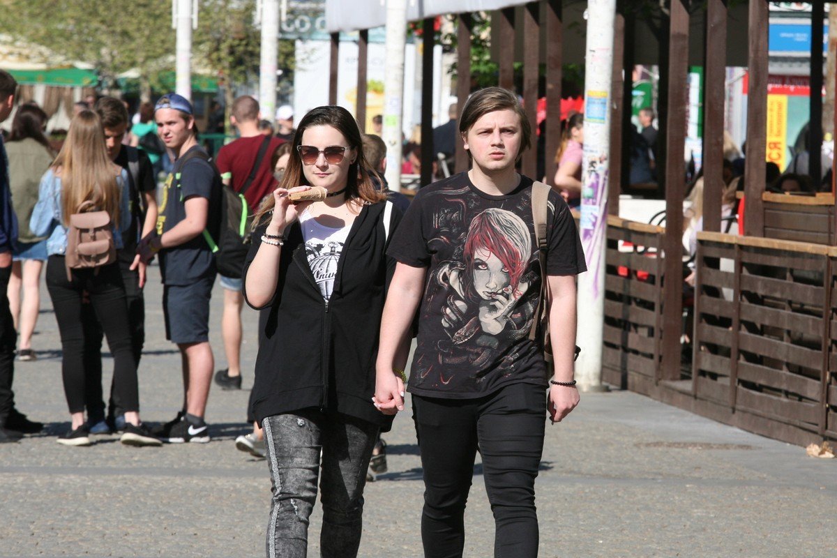 Даже мороженка не делает веселее