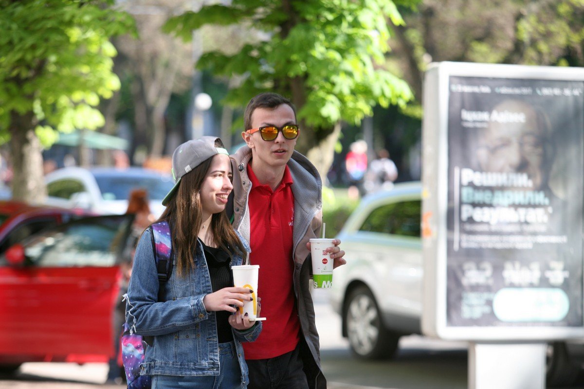 Уже не хочется горячего кофе, пришло время холодной колы