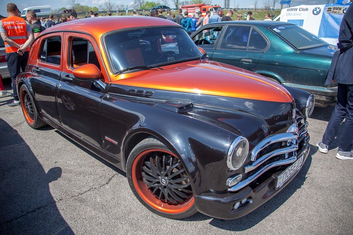 Машина, собравшая вокруг себя толпу Машина, собравшая вокруг себя толпу