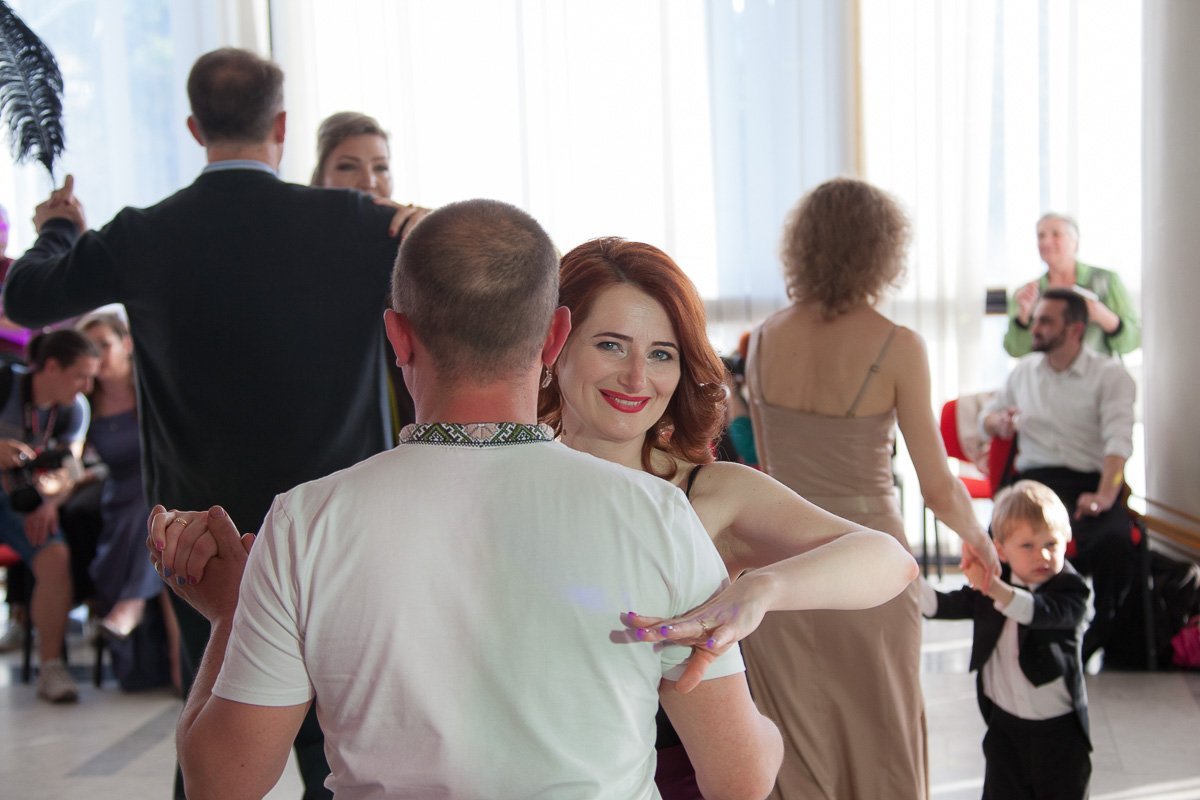 Бойцы и волонтеры исполнили вальс, танго, ча-ча-ча, сальсу и блюз Бойцы и волонтеры исполнили вальс, танго, ча-ча-ча, сальсу и блюз