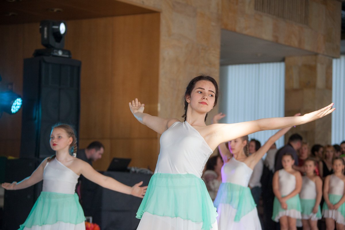 Девочки выступали в красивых нежных платьях Девочки выступали в красивых нежных платьях