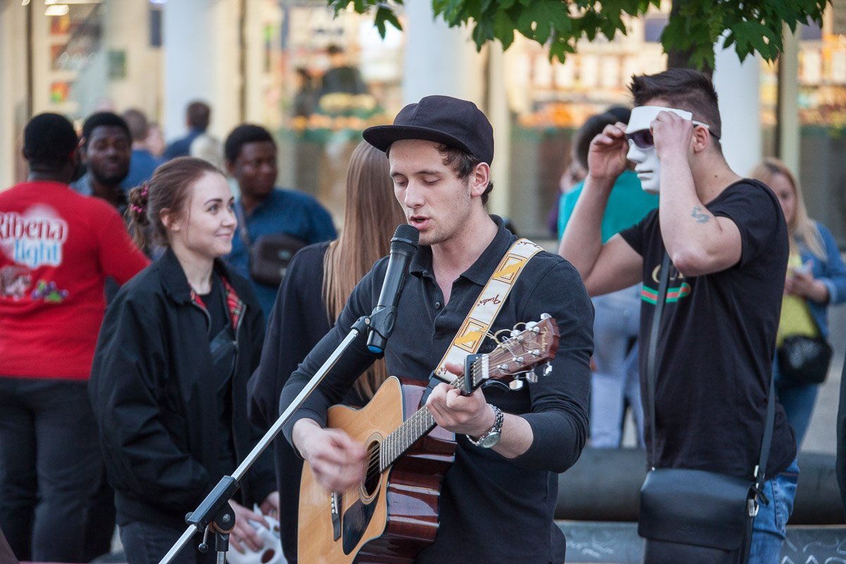 Люди двигались в такт музыке Люди двигались в такт музыке