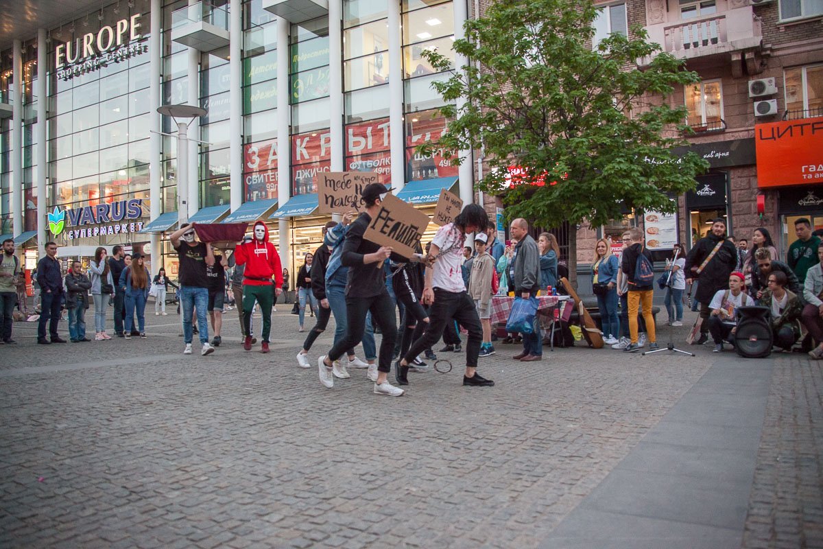 Молодые люди удивили прохожих Молодые люди удивили прохожих