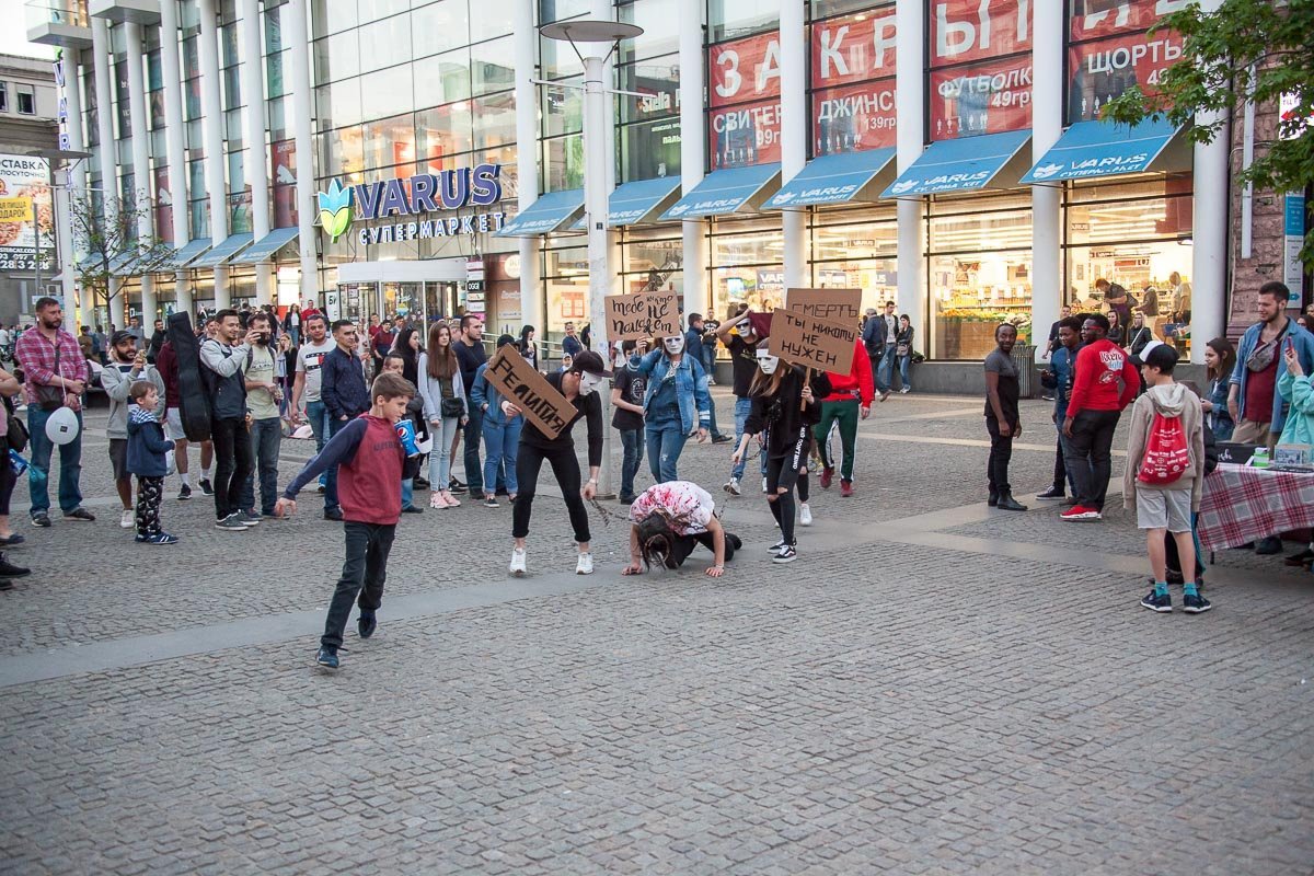 Дети по-библейски бросались камнями... Дети по-библейски бросались камнями...