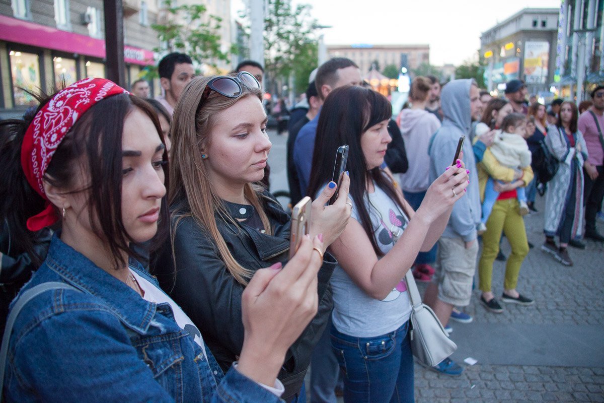 Нельзя просто так взять и посмотреть на мероприятие не через экран мобильного Нельзя просто так взять и посмотреть на мероприятие не через экран мобильного