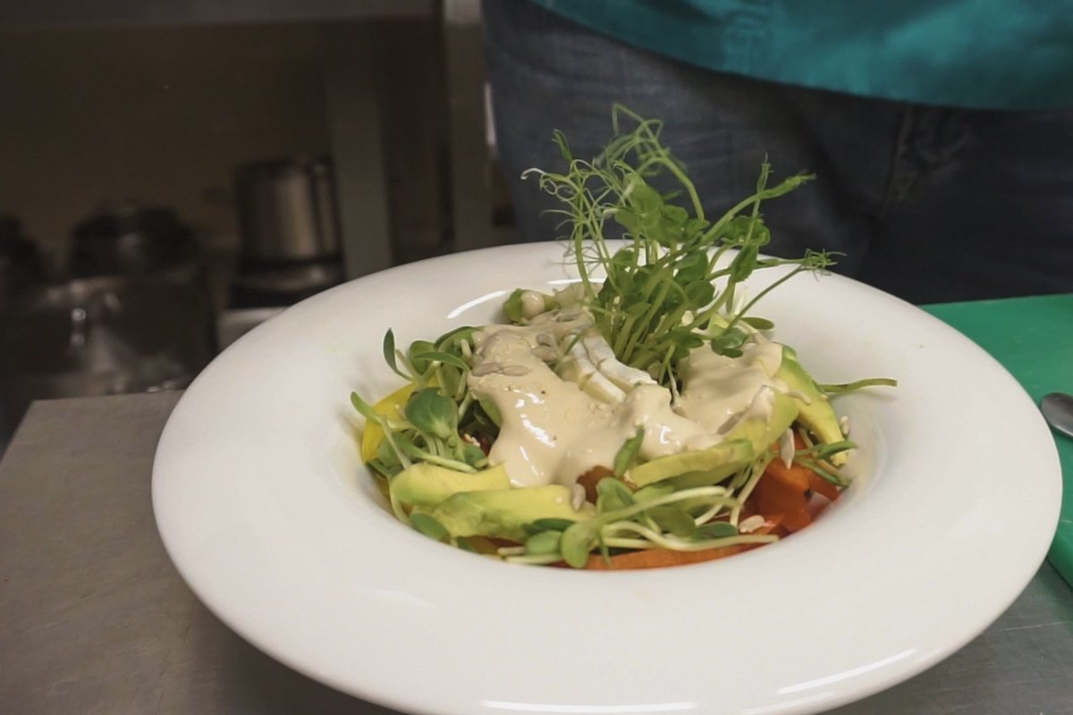 Ресторан De Famille специализируется на европейской кухне с акцентом на здоровое питание