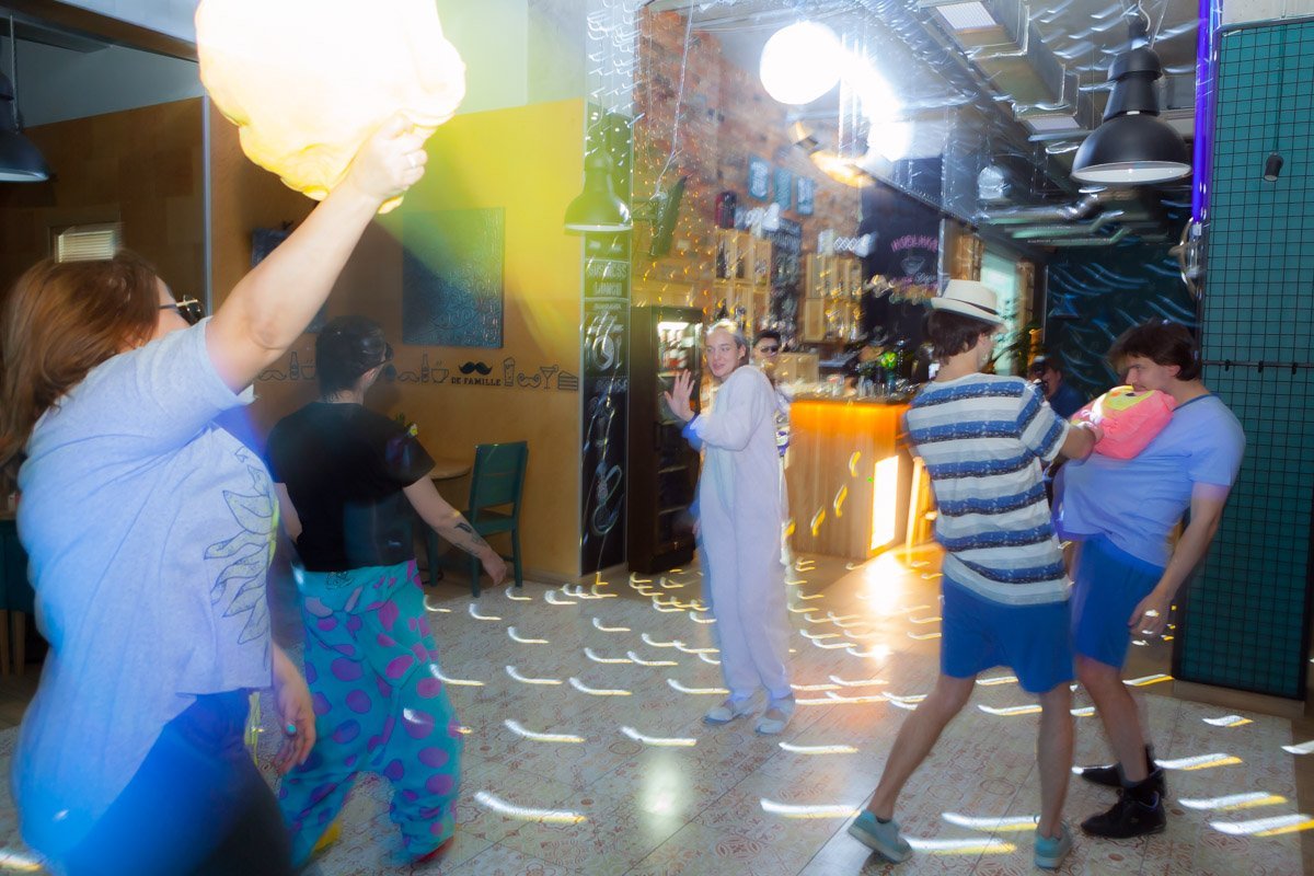 По четвергам проходят вечера немого кино, в пятницу – живая музыка, а в субботу – тематические диско-пати