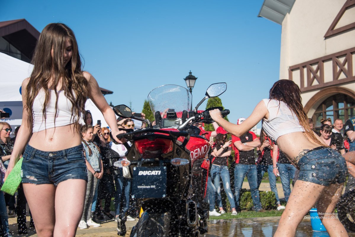 Короткие шорты и мокрые майки - все, как любят мужчины