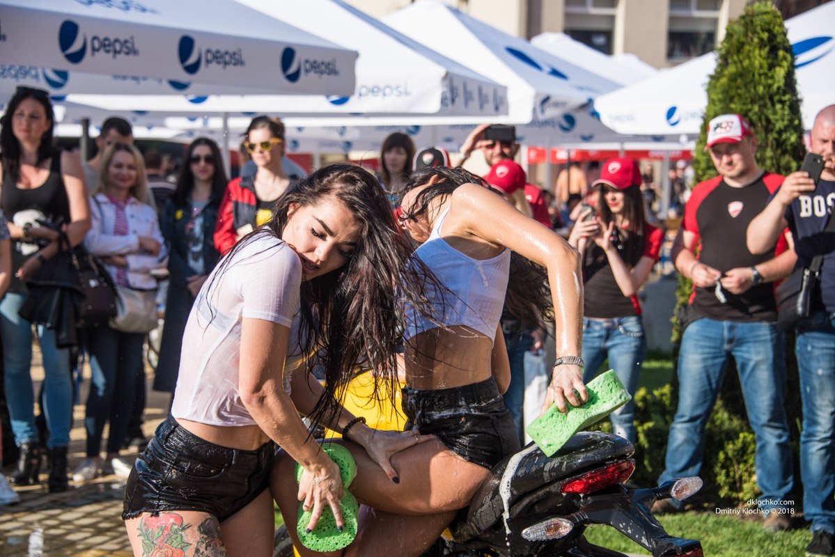 Девушки мыли не только байки, но и друг друга