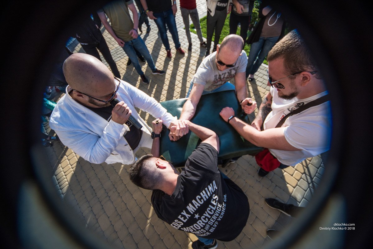 Мужчины активно демонстрировали свою физическую силу