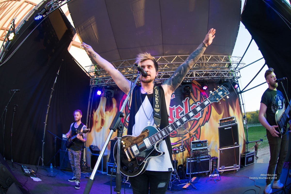 Весь отдых проходил музыку в стиле рок