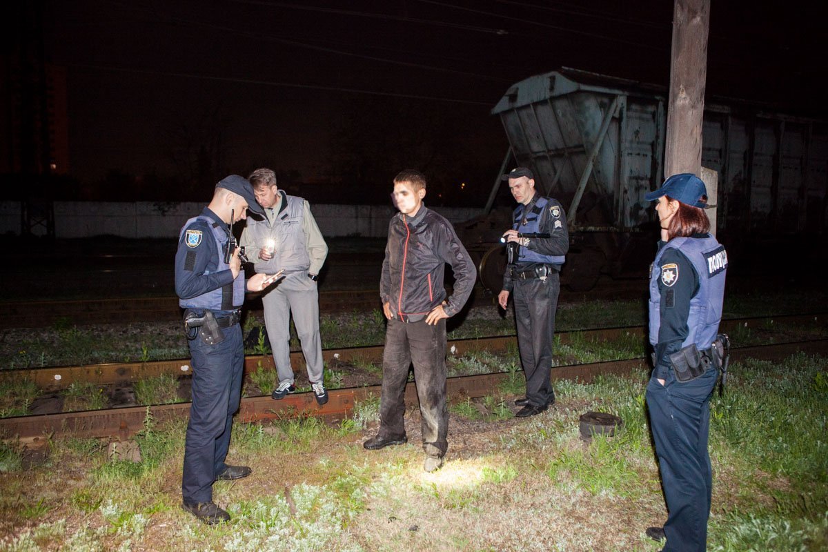 Трое мужчин среди ночи воровали металл, задержали одного из них Трое мужчин среди ночи воровали металл, задержали одного из них