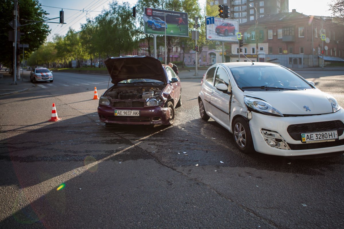 Peugeot ехал по улице Ульянова в сторону улицы Савченко и проехал на запрещающий сигнал светофора