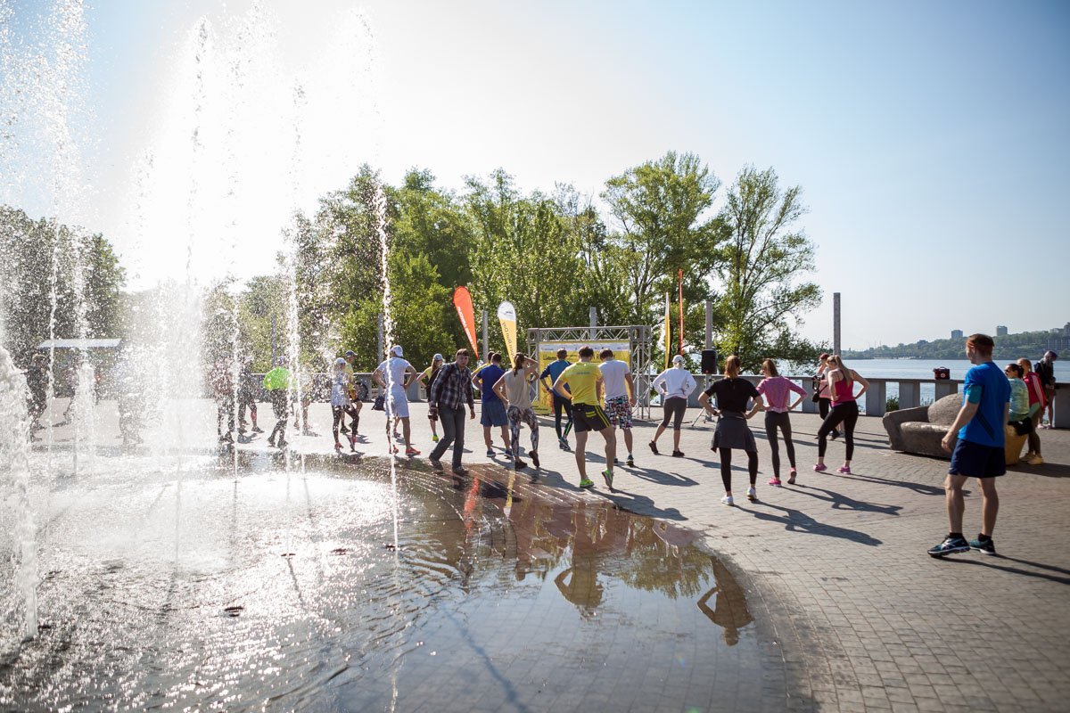 После разминки спортсмены побежали вдоль набережной После разминки спортсмены побежали вдоль набережной