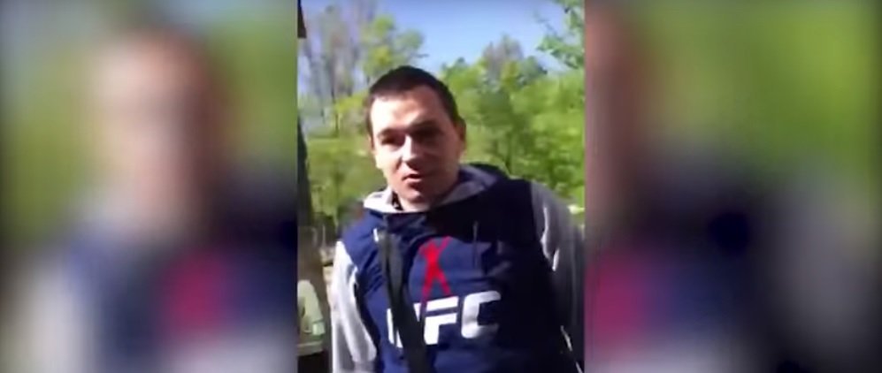 Напал на бабушек и избил мужчину, который пытался их защитить Напал на бабушек и избил мужчину, который пытался их защитить