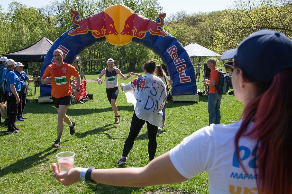 Участники кросса пили воду на ходу