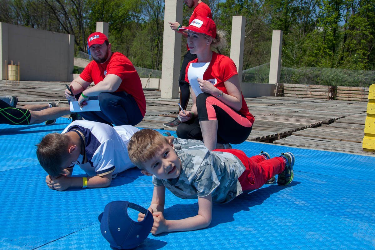 Даже дети стояли в планке