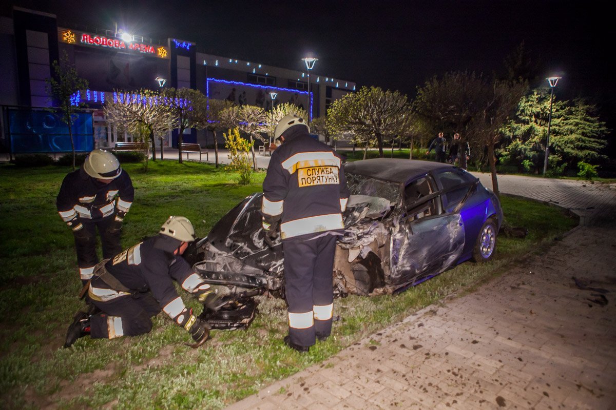 На месте работали спасатели