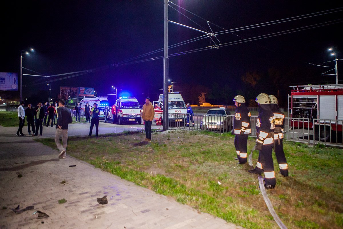 Автомобиль ехал на большой скорости и напротив Ледовой Арены не справился с управлением
