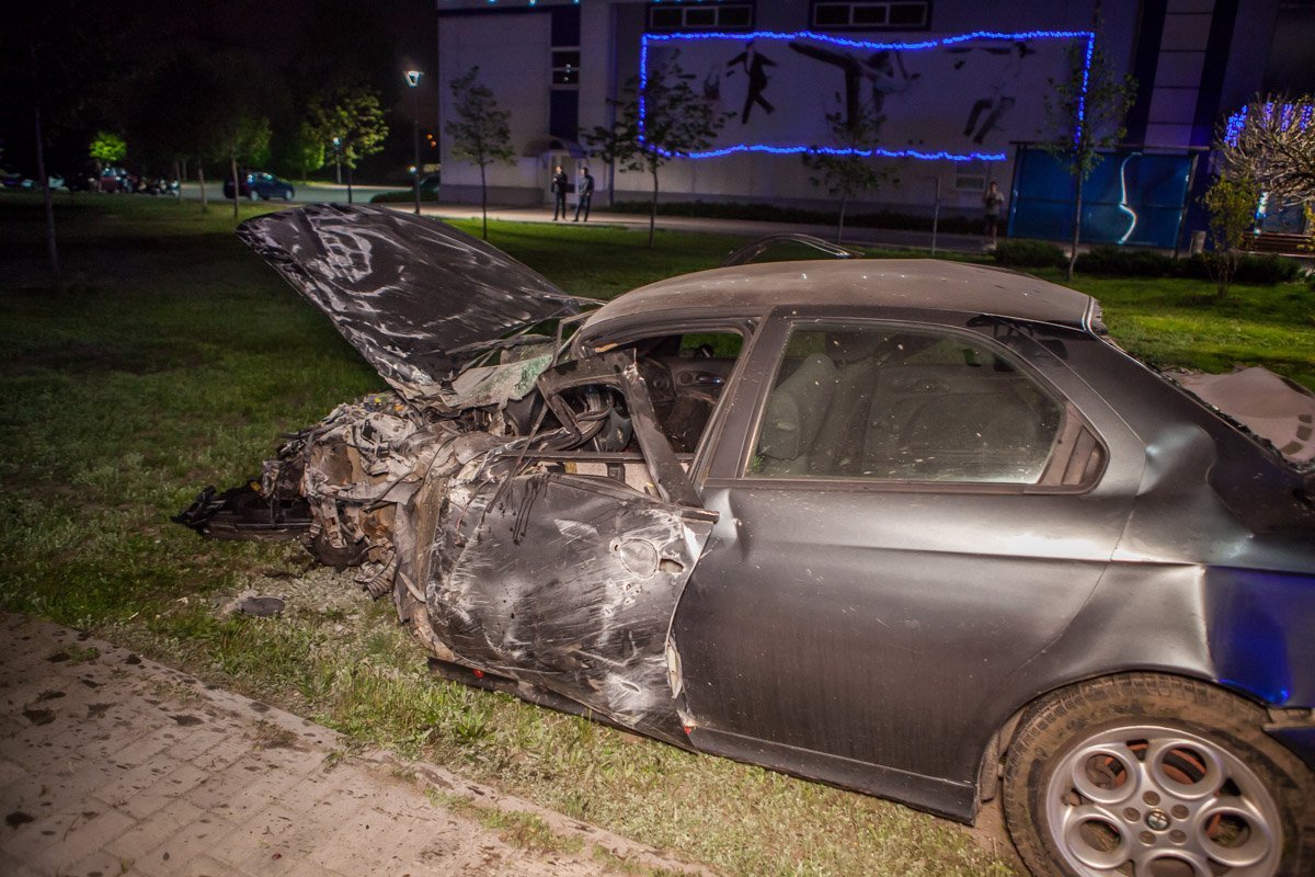 По предварительной информации, в машине ехала супружеская пара, за рулем находился мужчина