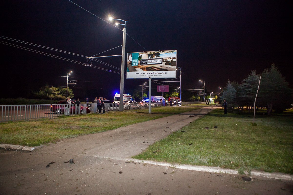 На месте работали полиция, "скорая" и спасатели