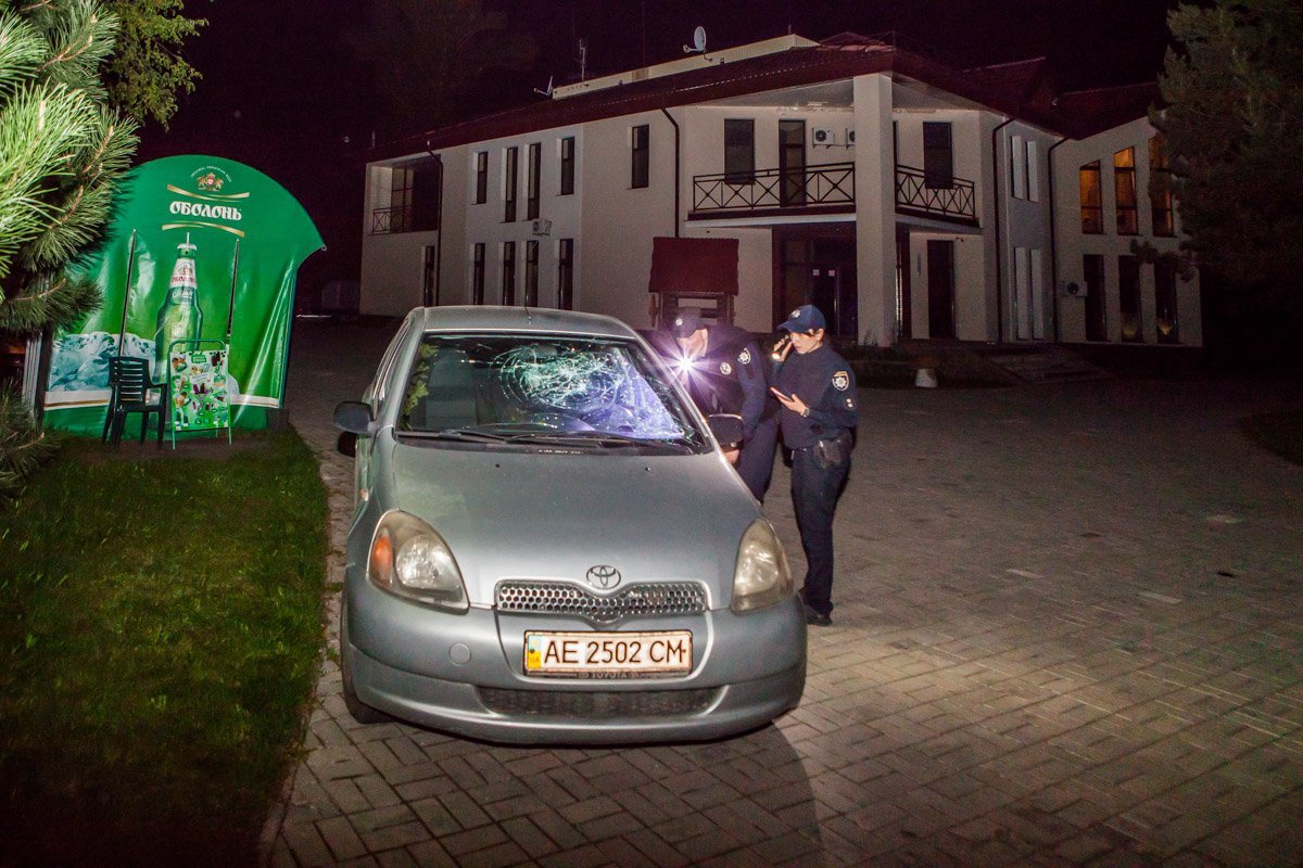 Сотрудники полиции осмотрели автомобиль, но следов от огнестрельного оружия не выявили Сотрудники полиции осмотрели автомобиль, но следов от огнестрельного оружия не выявили