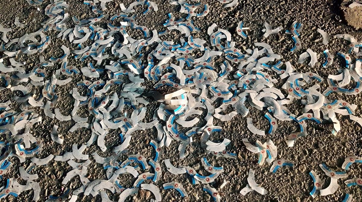 Наклейки усеяли проезжую часть вдоль улицы Шефской