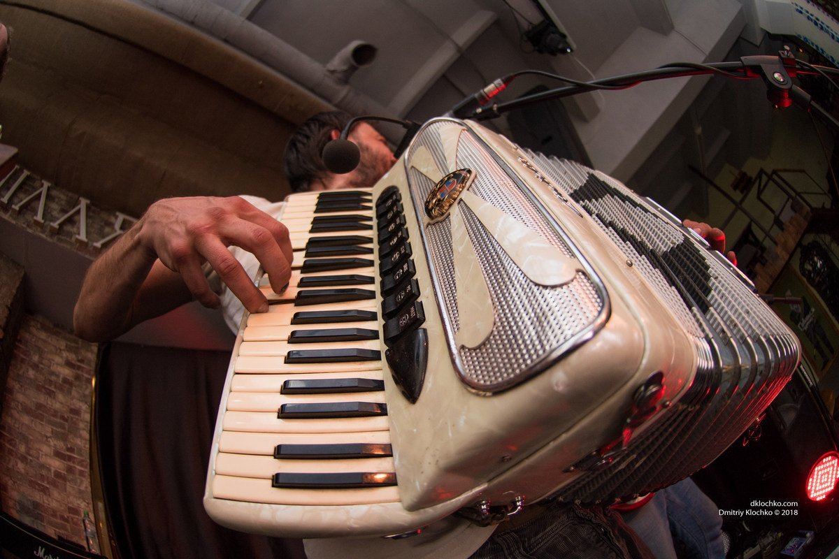 Основная идея, которая сплотила вокруг себя четырех серьезных мужчин - стеб Основная идея, которая сплотила вокруг себя четырех серьезных мужчин - стеб