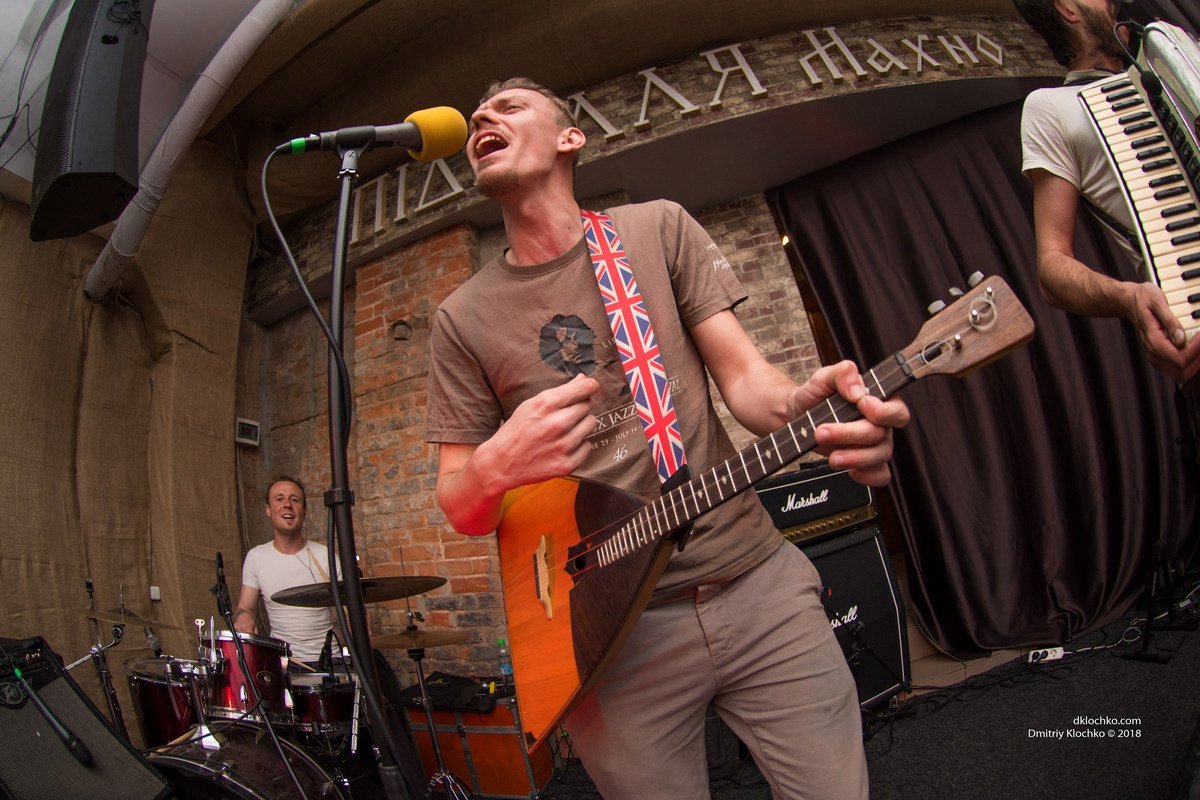 В арсенале группы композиции среди которых как рок-хиты, так и известные поп-мелодии В арсенале группы композиции среди которых как рок-хиты, так и известные поп-мелодии