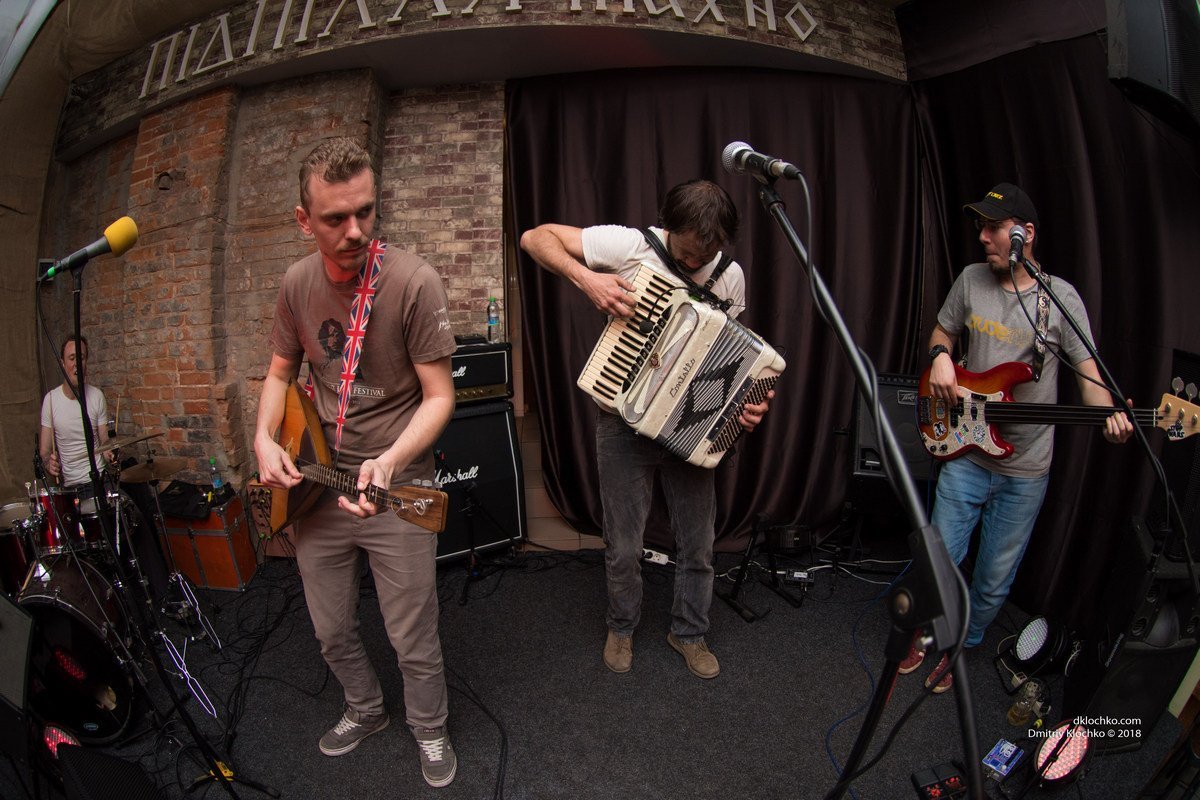 Аккордеон, балалайка, бас, барабаны и хорошее чувство юмора – основные инструменты коллектива Аккордеон, балалайка, бас, барабаны и хорошее чувство юмора – основные инструменты коллектива