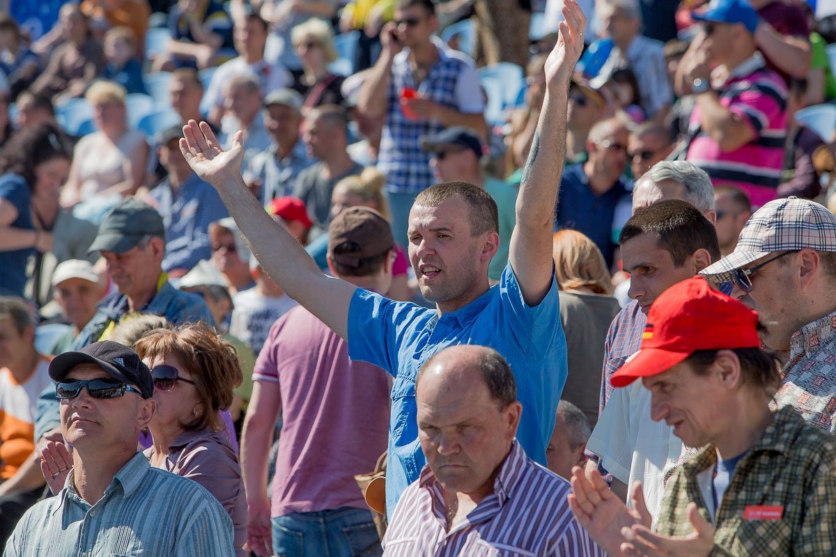 Несмотря на палящее солнце на мероприятии собрались люди разного возраста, социального статуса и национальности Несмотря на палящее солнце на мероприятии собрались люди разного возраста, социального статуса и национальности
