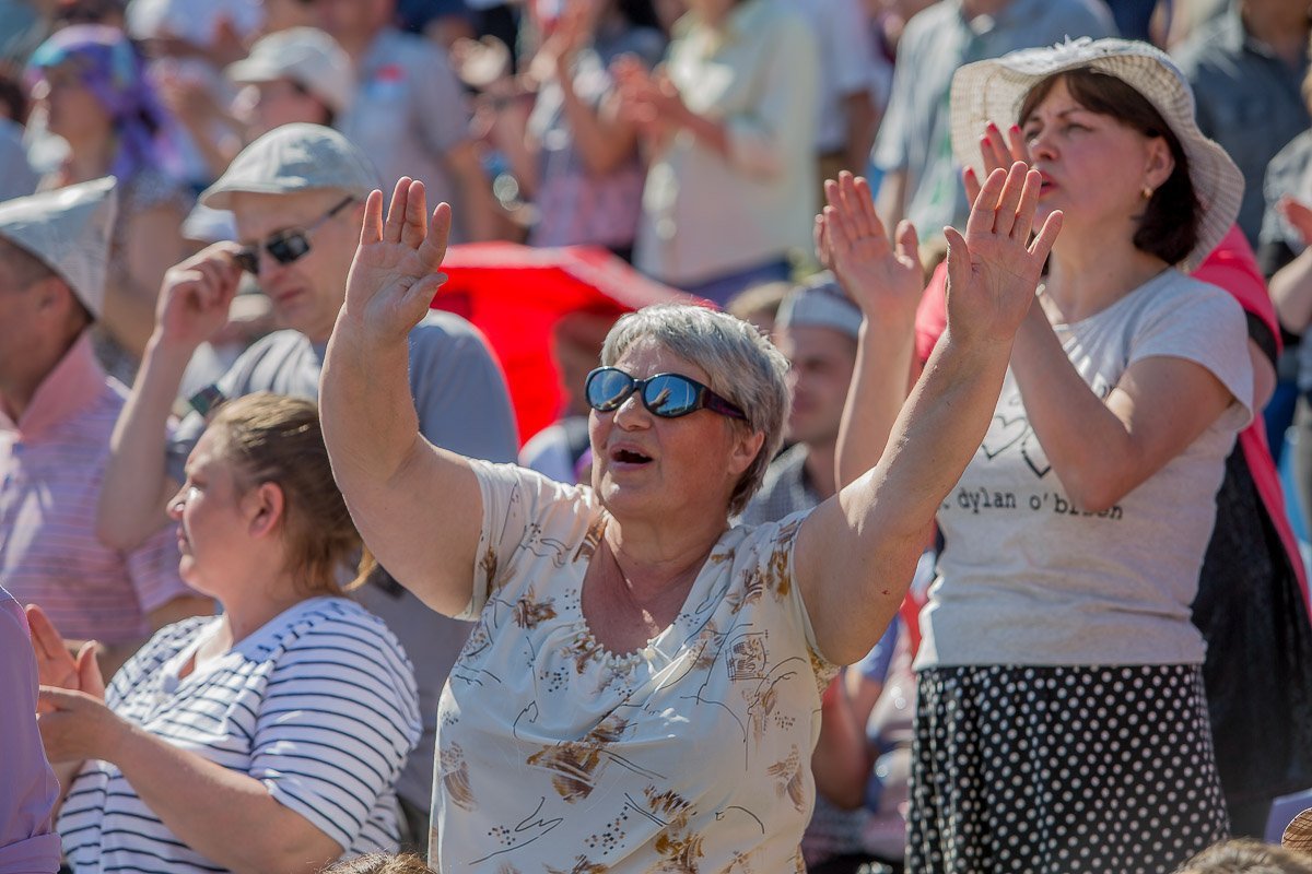 Гости мероприятия, которых собралось немало, верят, что участие в молитве позволяет исцелиться от заболеваний и избавиться от различных зависимостей Гости мероприятия, которых собралось немало, верят, что участие в молитве позволяет исцелиться от заболеваний и избавиться от различных зависимостей