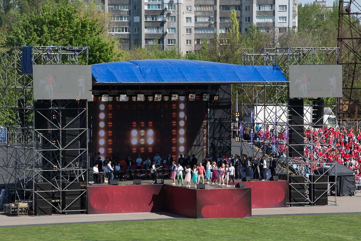 Люди, выступавшие на сцене, душевно распевали песни о Боге Люди, выступавшие на сцене, душевно распевали песни о Боге